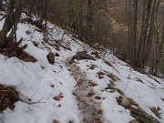 50 Pestando neve ghiacciata in scioglimento